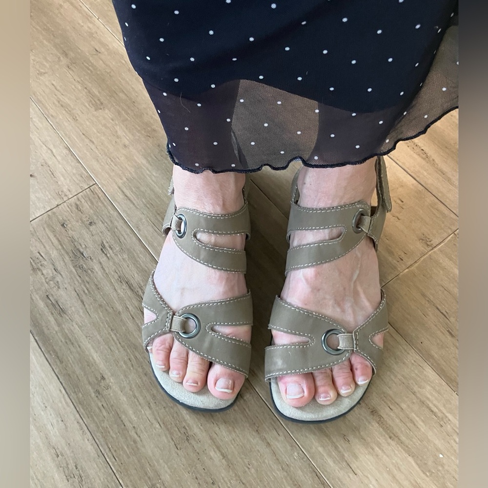 Predictions Comfort Plus women’s sandals, sling back tan. Size 8.5